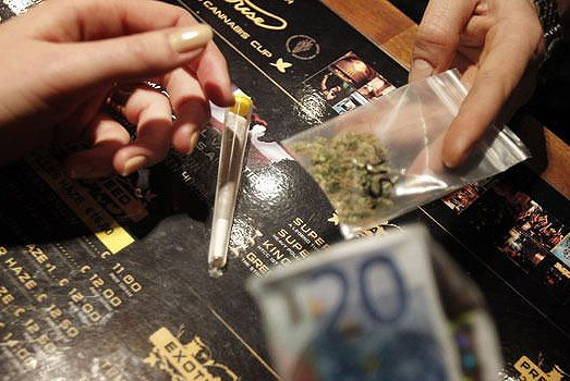 Aankoop 1 gram wiet in coffeeshop. Aankoop 1 gram wiet in coffeeshop.