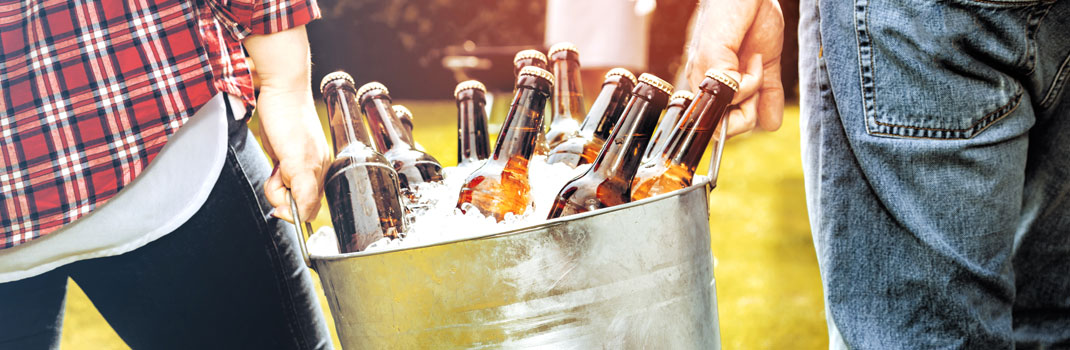 Eenmalig veel drinken kan tot alcoholvergiftiging leiden. Eenmalig veel drinken kan tot alcoholvergiftiging leiden.
