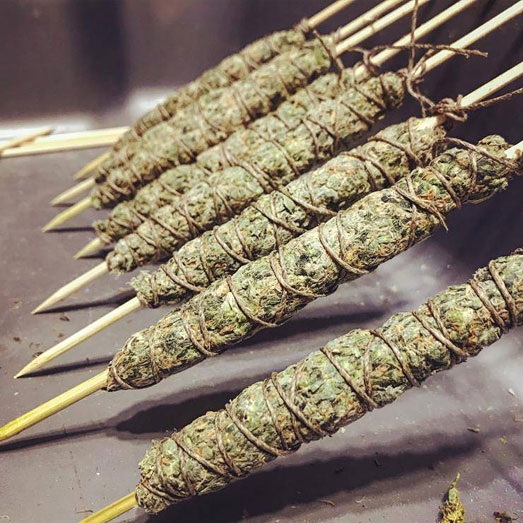 De beginfase bij het maken Thai sticks. De beginfase bij het maken Thai sticks.