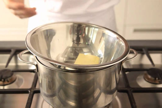 Au bain-marie boter smelten. Au bain-marie boter smelten.