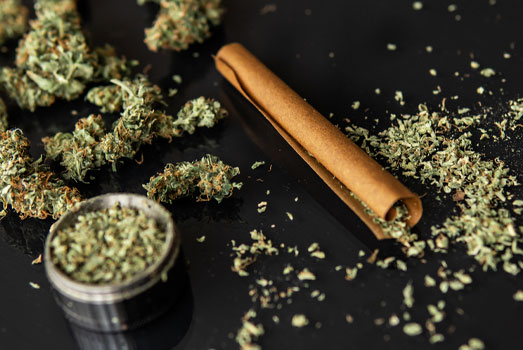 Bij een blunt wordt de cannabis puur gerookt. Bij een blunt wordt de cannabis puur gerookt.
