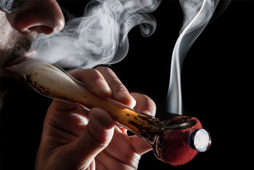 Het roken van pure cannabis. Het roken van pure cannabis.