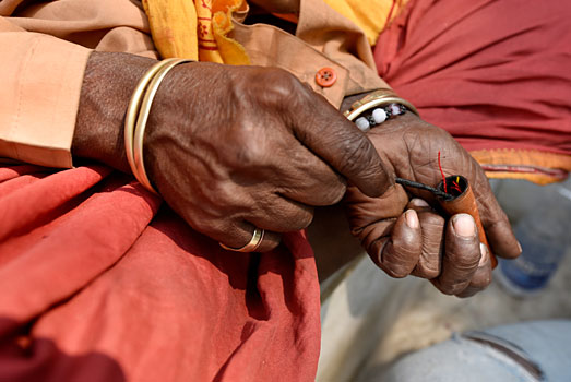 Hindu holy man met Charas pijpje. Hindu holy man met Charas pijpje.