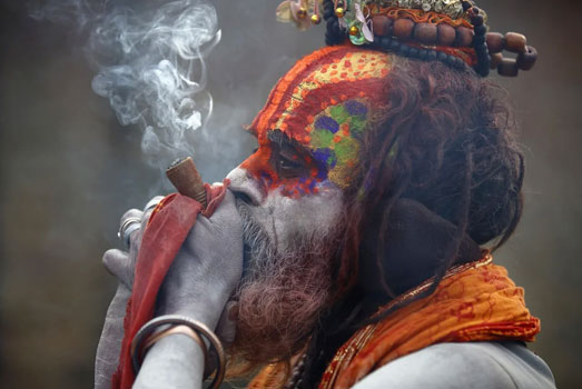 Charas rokende Hindu holy man, Charas rokende Hindu holy man.