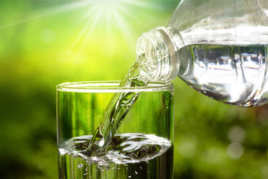 Veel water drinken verlaagt het niveau van THC-metabolieten in je urine. Veel water drinken verlaagt het niveau van THC-metabolieten in je urine.