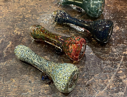 Glazen chillum voor het roken van charas. Glazen chillum voor het roken van charas.
