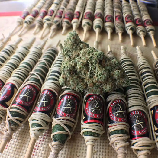 Ambachtelijke handgemaakte Thai Sticks. Ambachtelijke handgemaakte Thai Sticks.