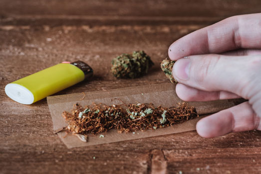 Een joint, waarbij wiet en tabak worden vermengd. Een joint, waarbij wiet en tabak worden vermengd.