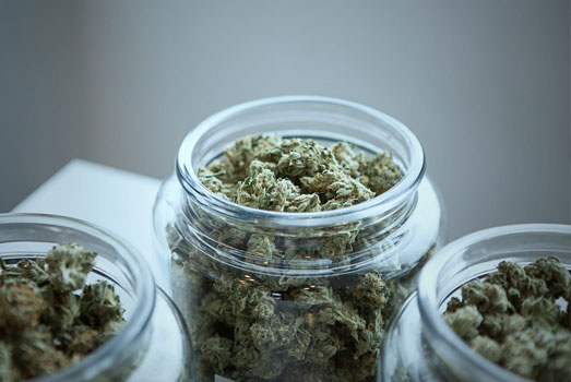 Lucht verversen in weckpotten met cannabis. Lucht verversen in weckpotten met cannabis.