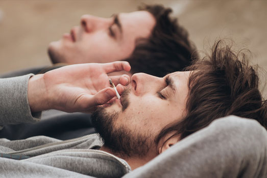 Een totaal gevoel van lichamelijke ontspanning is zeer herkenbaar voor mensen die wel een stoned zijn geweest. Stoned zijn geeft een totaal gevoel van lichamelijke ontspanning.