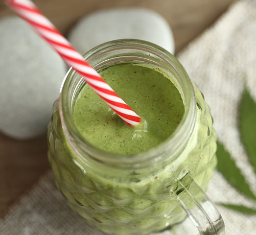 Suikerblaadjes toegepast als superfood bij een cannabis smoothie. Suikerblaadjes toegepast als superfood bij een cannabis smoothie.