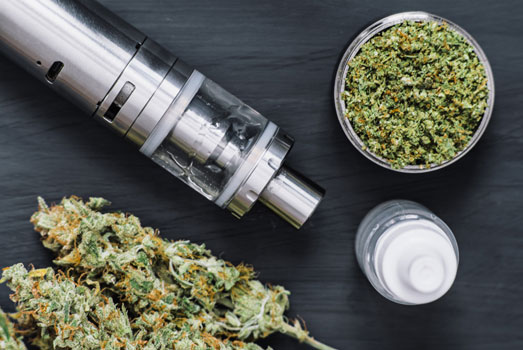Een portable vaporizer met wiet. Een portable vaporizer met wiet.