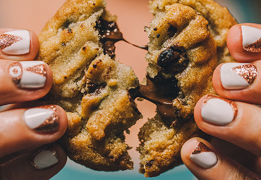 Chocolade, koekjes en snoep zullen na het roken van wiet nog beter smaken. Chocolade, koekjes en snoep zullen na het roken van wiet nog beter smaken.