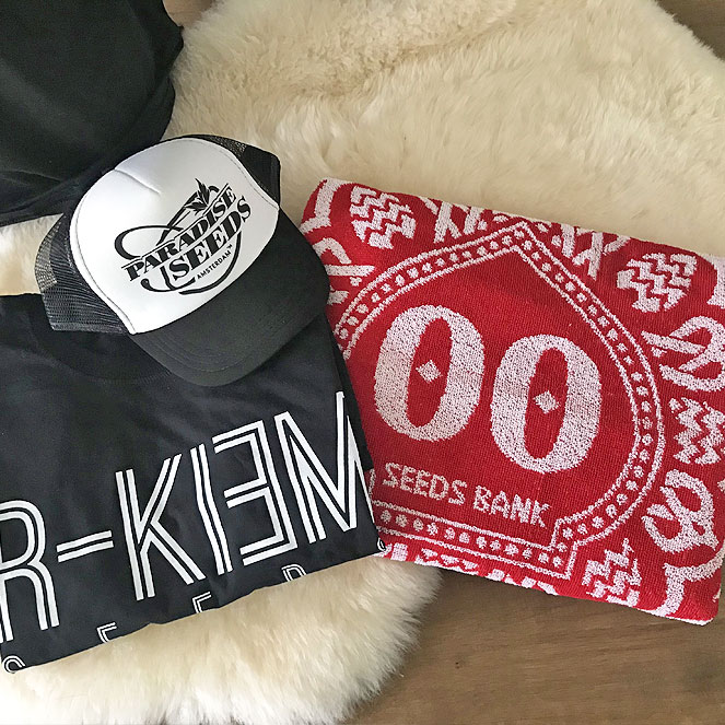 Een T-shirt, cap en badlaken. Een T-shirt, cap en badlaken.