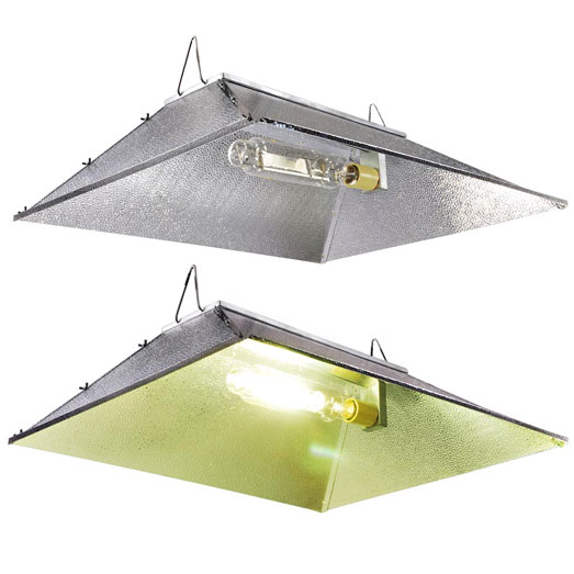 HPS kweeklamp aan en uit. Een HPS kweeklamp aan en uit.