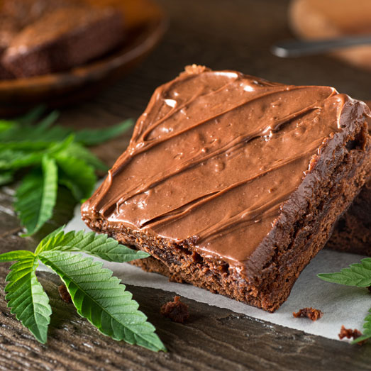 Wietbrownie: brownie gemaakt met wietboter. Wietbrownie: brownie gemaakt met wietboter.
